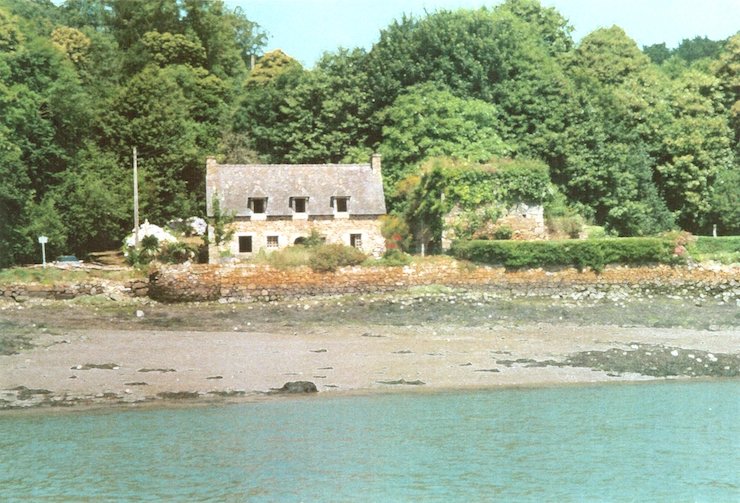 An attractive 'manoir' on the river bank