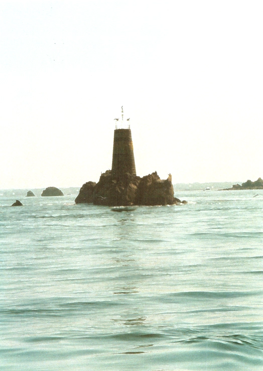 Beacon in the approach to the Tréguier river