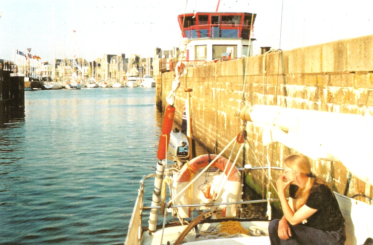 Early morning departure from Paimpol - waiting in the lock